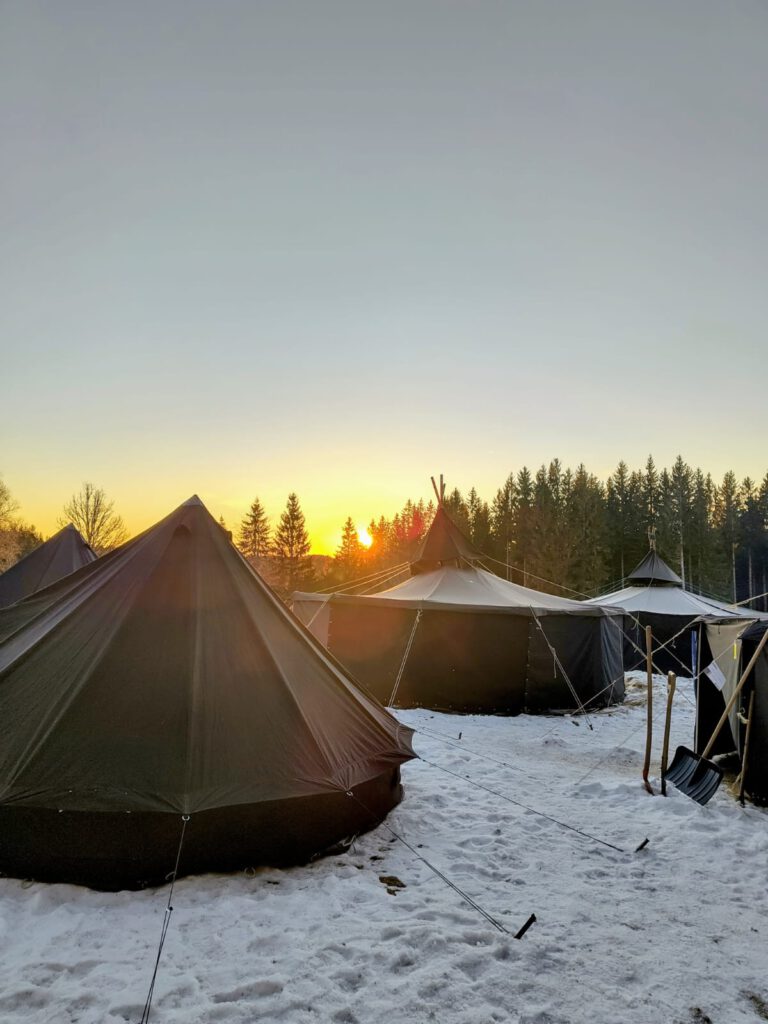 Bild von Jurte im Sonnenaufgang im Winter